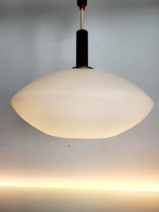 Lampada a sospensione vintage in vetro opalino, stile scandinavo, teak, anni '60