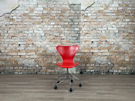 Image 1 of Fritz Hansen Butterfly red