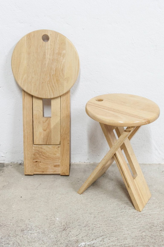 Image 1 of Een paar opklapbare krukjes van Adrian Reed uit de jaren 80.