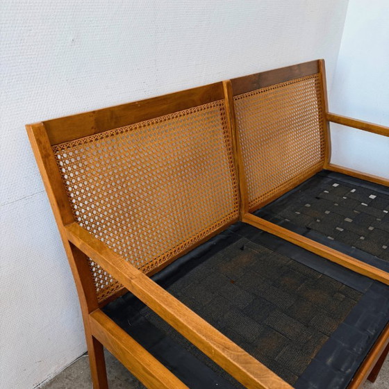 Image 1 of Zweisitzer-Sofa aus der Mitte des Jahrhunderts – Holz, Gurtband – schwarze Lederkissen