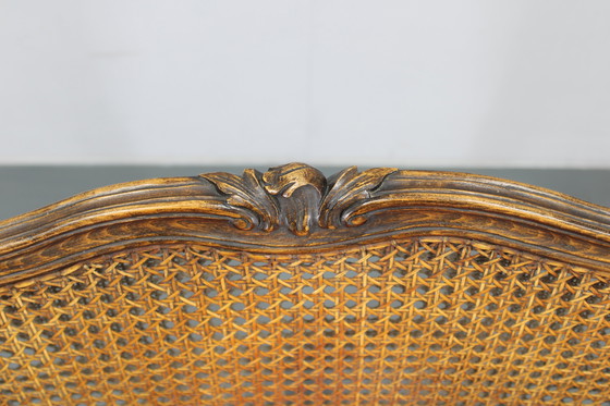 Image 1 of Ancienne chaise à oreilles sculptée avec côtés en canne, Tchécoslovaquie