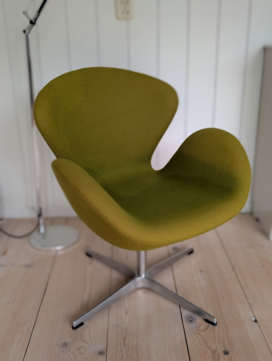Poltrona vintage Swan in stile Arne Jacobsen – Verde – Base girevole in alluminio – Poltrone, Textile (photo 3 of 13)