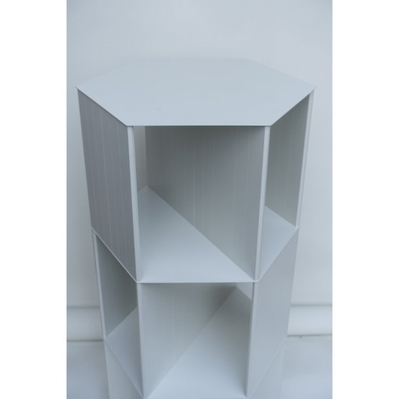 Image 1 of Hexagon di Nendo - libreria indipendente di design / piedistallo / divisorio, 107 cm grigio-bianco
