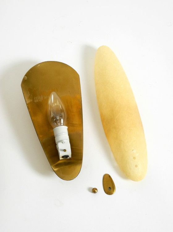 Image 1 of Una coppia di bellissime applique da parete in ottone in stile Mid-Century Modern con paralumi in fibra di vetro.