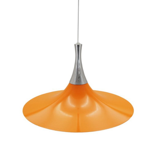 Deense hanglamp uit de jaren 60 met oranje metalen kap in Scandinavische moderne stijl. – kroonluchters