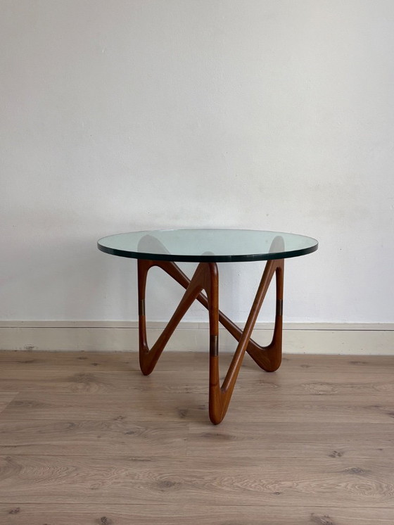 Image 1 of Tavolo rotondo in vetro e noce del Medioevo, California, anni 2000