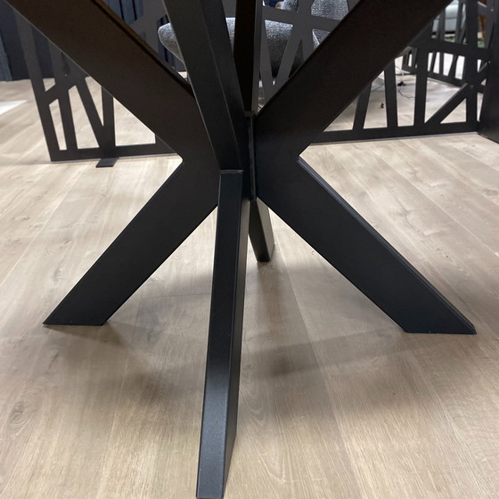 Image 1 of Table de salle à manger Nouvion Yvo Ø130 avec 3 chaises de salle à manger Koinor Essay (ensemble de 3)