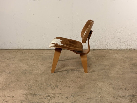 Image 1 of Eames Plywood Group LCW-stoel voor Vitra, ontworpen door Charles & Ray Eames, jaren 2000.