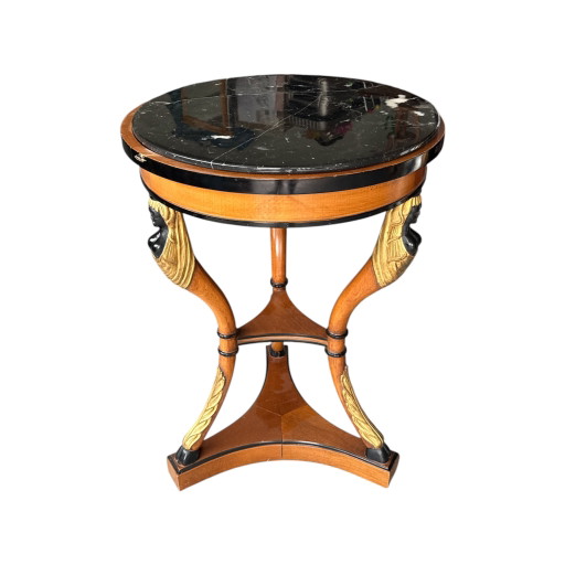 Tavolino d'appoggio a treppiede in stile neoclassico con piano in marmo.