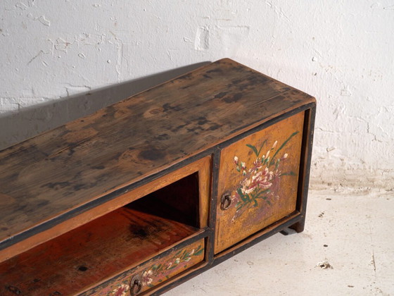 Antiker niedriger Schrank mit bemalten Blumen aus Kiefernholz – China, ca. 1900 – Buffetschränke, Iron (photo 10 of 40)
