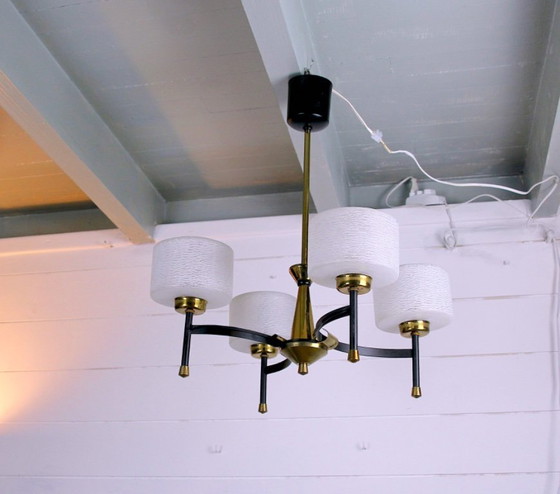 Image 1 of Maison Arlus, kroonluchter uit het midden van de vorige eeuw, messing en opaal, Frankrijk 1950