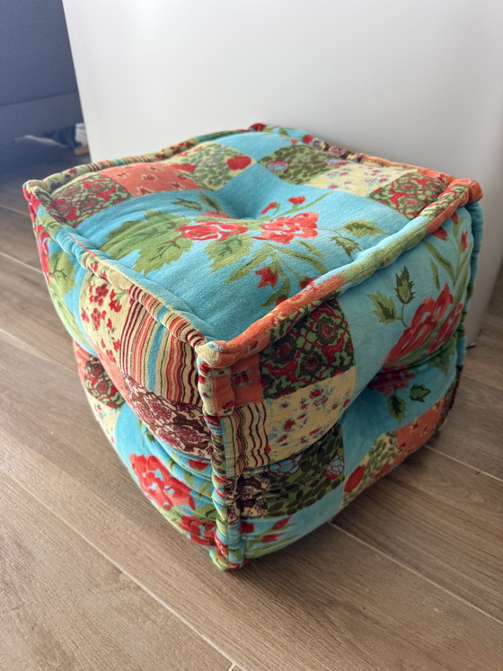 Image 1 of KARE Design Patchwork-Würfelpouf – Bunte florale Samt-Ottomane