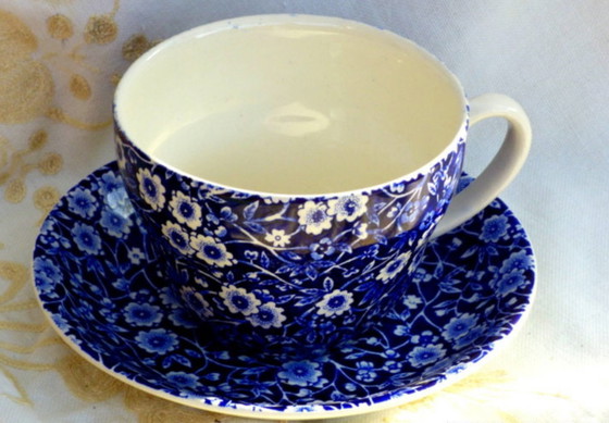 Image 1 of Set mit 8 Tassen und Untertassen + Teekanne Calico Burleigh Kobaltblau