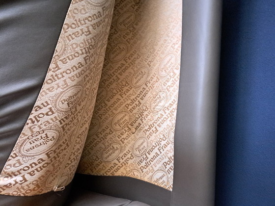 Image 1 of Sofa 2.5-seater Poltrona Frau, model Petronio