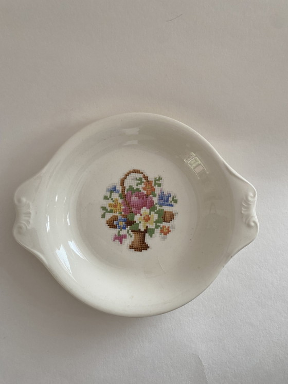 Image 1 of Cesta de porcelana Salem, fabricada en EE. UU. aproximadamente en 1950.