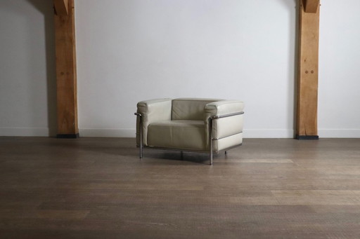 Poltrona Cassina LC3 di Le Corbusier in pelle color crema, Italia anni '80