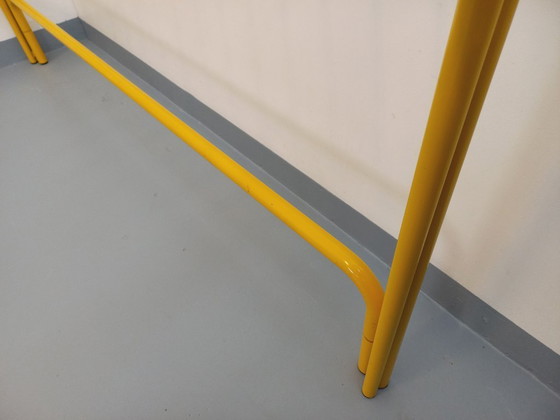 Image 1 of Twee vintage Italiaanse Maretto Marflex stapelbedden van geel metaal uit de jaren 80.
