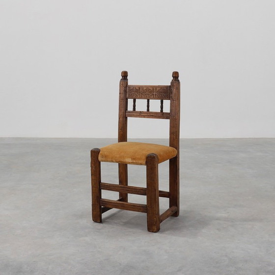 Image 1 of Sedia laterale spagnola in rovere intagliata a mano del XIX secolo con seduta in velluto