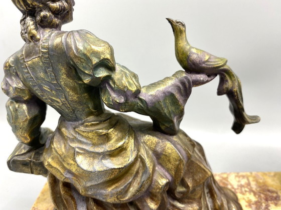 Image 1 of Art Deco Tafellamp met metale brons-look Dame & Vogel – Marmeren Voet – Vintage Beeldlamp uit ca. 1930 – Unieke Decoratieve Scul