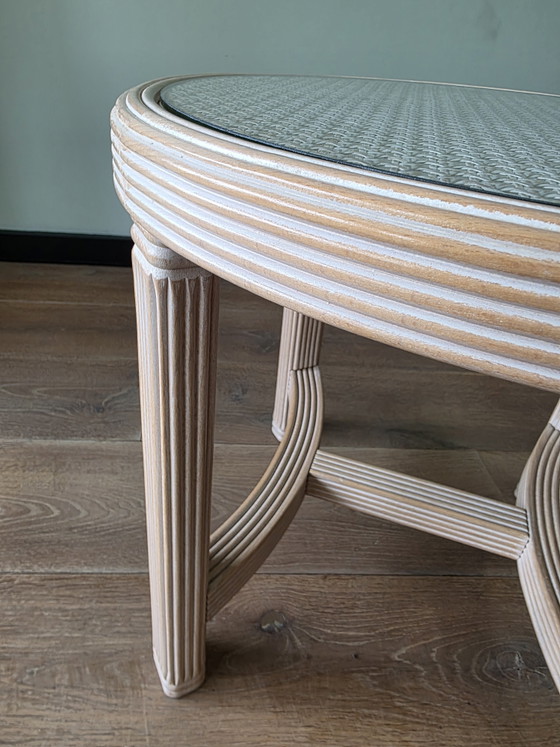 Image 1 of Tavolino vintage in stile Hollywood Regency | Struttura in legno | Cinghie e vetro | Anni '70/'80