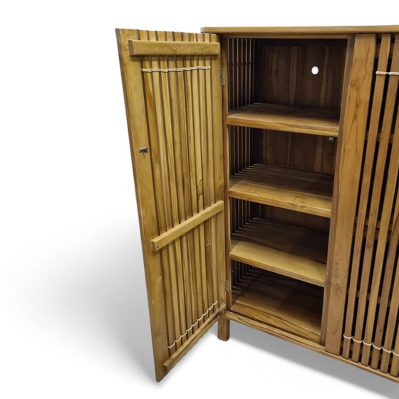 Image 1 of Armadio in legno massello di teak, cassettiera dal design retrò, mobiletto per abiti da camera da letto.