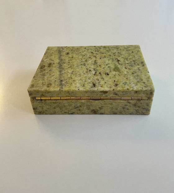 Image 1 of Schatulle aus gelbem Nobelserpentin 