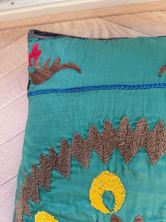 Image 1 of Coussin décoratif brodé vert style bohème Day Birger & Mikkelsen
