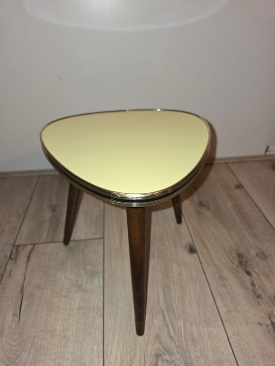 Image 1 of Table d'appoint jaune ocre chaleureux avec bordure en laiton et magnifique plateau en Formica au style rétro.