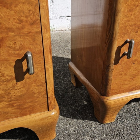 Image 1 of 2 tables de chevet Art déco françaises anciennes - Ensemble de 2 tables de chevet en loupe de bois et verre - Années 30