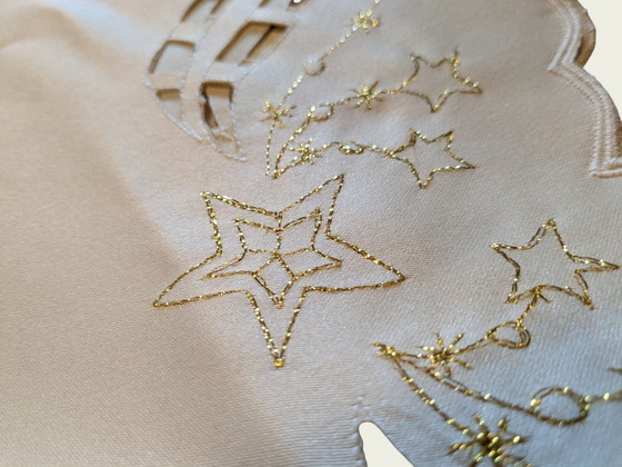 Image 1 of 80er Jahre Vintage Weihnachts-Tischdecke – Weiß mit grün-goldenem Dekor, Polyester