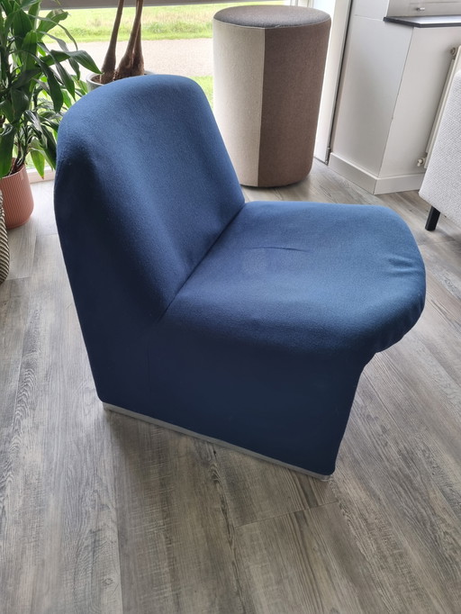 Silla Artifort Alky, azul, diseñada por Giancarlo Piretti

