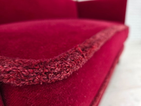 Image 1 of 1970, Deense 2-zits "Spaanse" drop arm sofa, kersenrood meubelvelours.