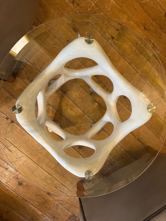 Image 1 of Deux tables d'appoint organiques.