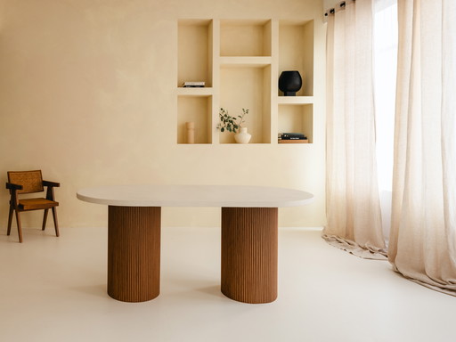 Table à manger demi-ovale en béton Cire Studio Nena Design