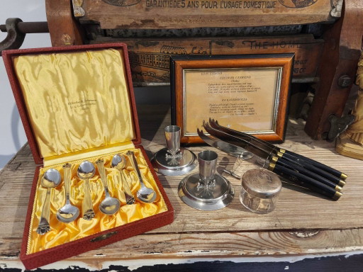 Posate antiche, candeliere e contenitore in argento del 1919.