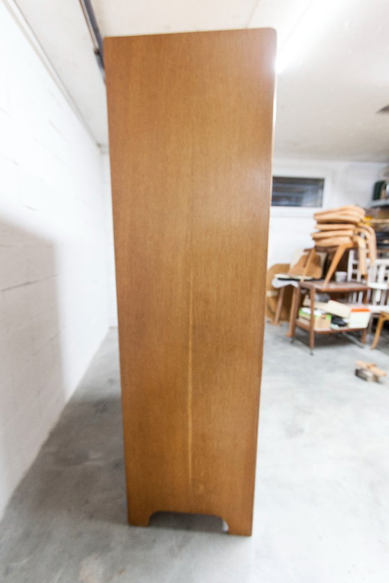 Image 1 of Armoire 1950 Mid-Century-Modern chêne en frisage 2 portes, 2 tiroirs, 4 étagères, 30cm de penderie et miroir 54x18cm