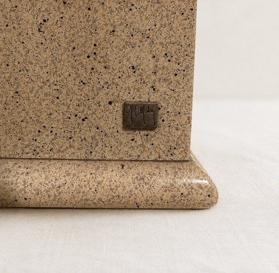 Tavolino laterale o d'appoggio firmato Jean-Claude Mahey, in legno e resina beige screziata, anni '70. (photo 5 of 5)