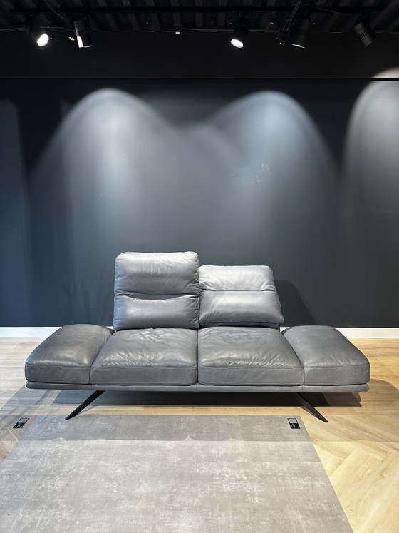 Divano di design in pelle grigia con poggiatesta regolabili e funzione lounge. – Koinor, Divani 2 posti (photo 4 of 6)