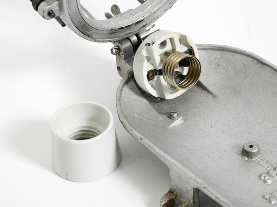 Image 1 of Rare grande lampe d'usine vintage des années 1950, en aluminium moulé et en verre.