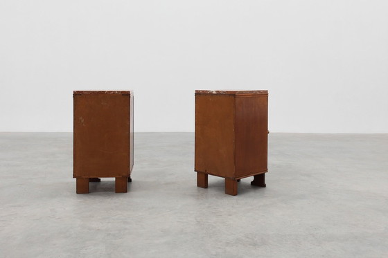 Image 1 of Paar Art Deco nachtkastjes van eikenhout met marmeren blad, Frankrijk ca. 1925