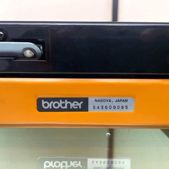 Image 1 of Macchina da scrivere Brother Deluxe 250TR gialla degli anni '70 con custodia, prodotta in Giappone.