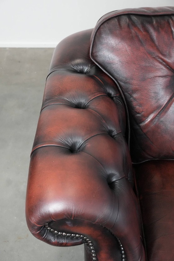 Image 1 of Rotes 2,5-Sitzer-Chesterfield-Sofa auf Rollen im englischen Stil