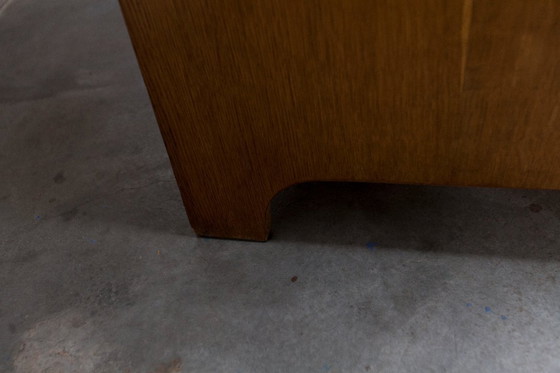 Image 1 of Armoire 1950 Mid-Century-Modern chêne en frisage 2 portes, 2 tiroirs, 4 étagères, 30cm de penderie et miroir 54x18cm