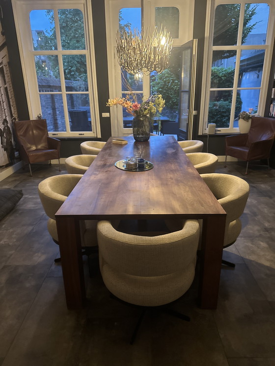 Image 1 of Amerikaans houten tafel met 8 Spica stoelen