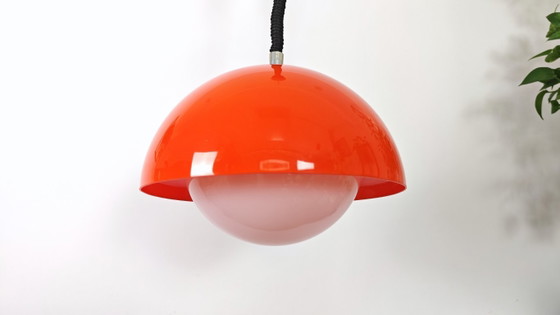 Suspension orange et blanche, Métal, Verre, Mid Century Modern (photo 3 sur 11)