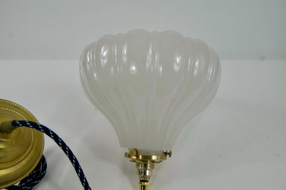 Image 1 of Elegante lámpara de techo Holophane de cristal blanco acanalado con soporte de pantalla de latón