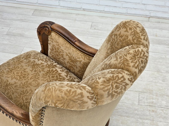 Image 1 of Deense relaxfauteuil uit de jaren 50, bekleed met velours en gesneden eikenhout.