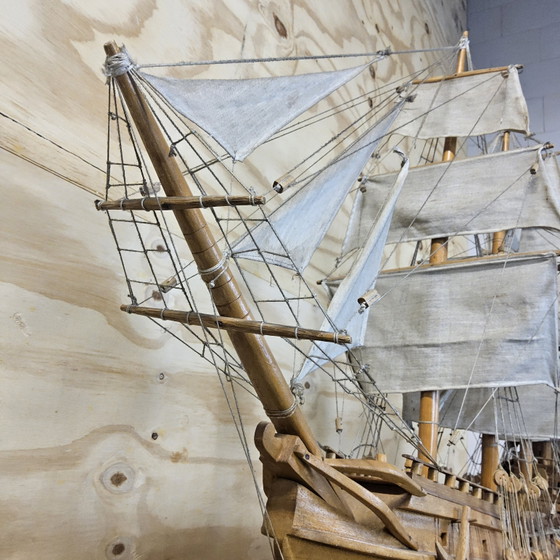 Image 1 of Unieke V.O.C modelschip uit boomstam (volledig handgemaakt) (17e Eeuwse spiegelretourschip)