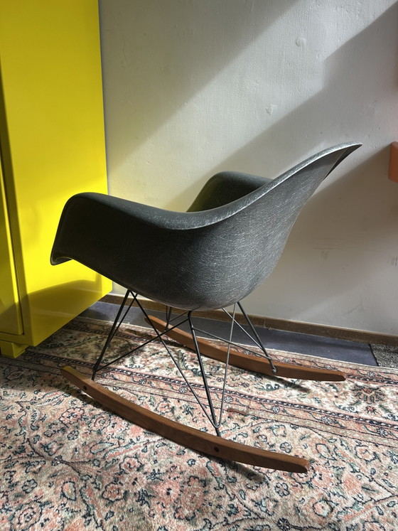 Originele Eames / Herman Miller ‘Elephant Grey’ Fiberglass Kuipstoel Op Rocker Base. Schommelstoel (RAR) (photo 5 of 5)