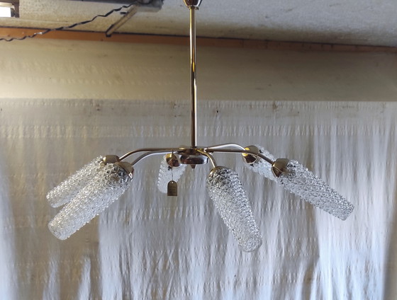 Image 1 of Lampadario a sei luci in metallo placcato oro con paralumi a tulipano in vetro - anni '50/'60